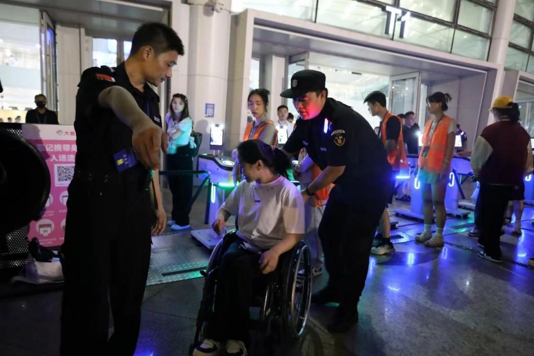 C:/Users/Administrator/Desktop/“安保鐵軍、硬核保障”2024系列報道四十二——南京市保安服務(wù)有限公司成功護(hù)航張碧晨「今兒個開心」十周年巡回演唱會南京站安保任務(wù)/5.jpg5