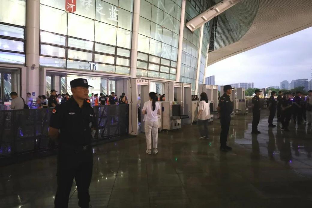 C:/Users/Administrator/Desktop/“安保鐵軍、硬核保障”2024系列報道四十二——南京市保安服務(wù)有限公司成功護(hù)航張碧晨「今兒個開心」十周年巡回演唱會南京站安保任務(wù)/3.jpg3
