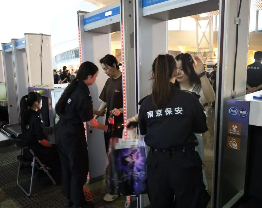C:/Users/Administrator/Desktop/“安保鐵軍、硬核保障”2024系列報道四十二——南京市保安服務(wù)有限公司成功護(hù)航張碧晨「今兒個開心」十周年巡回演唱會南京站安保任務(wù)/2.jpg2