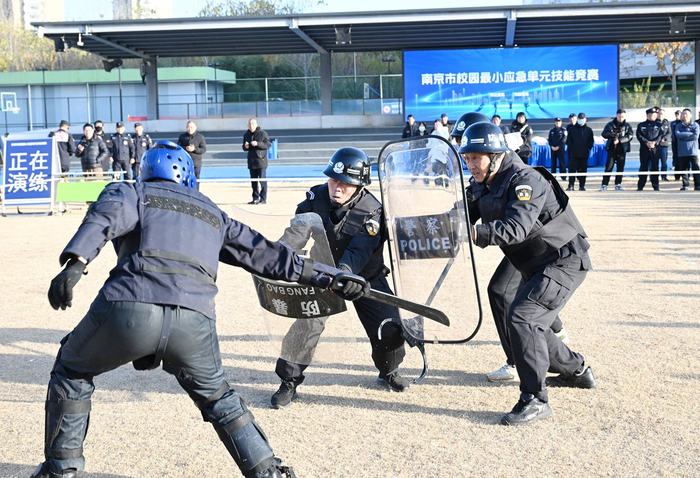 E:/25.12.10后 上傳網(wǎng)站留存/喜報(bào)！南京市保安服務(wù)有限公司建鄴分公司榮獲“校園最小應(yīng)急單元技能競賽”一等獎(jiǎng)/照片/w700d1q75cms.jpgw700d1q75cms